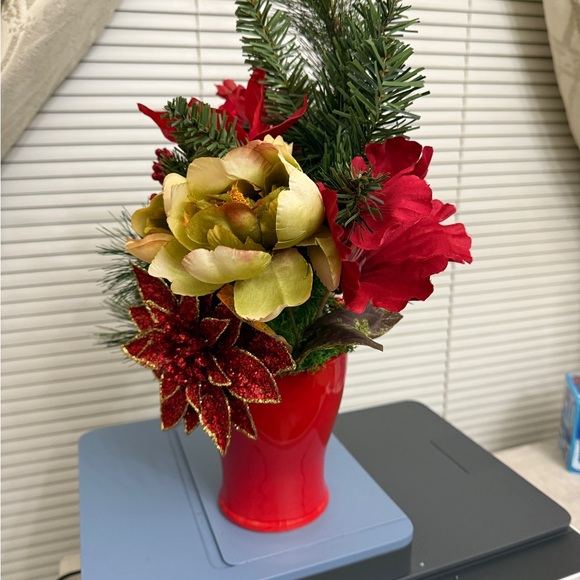 Christmas faux flower arrangement - Picture 4 of 5